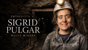 Sigrid Pulgar, mujer minera asturiana, en el interior de una mina