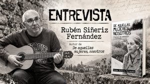 Entrevista a Rubén Siñeriz Fernández con su guitarra y la portada de De aquellas mujeres, nosotros. Poemas de memoria y derrota.